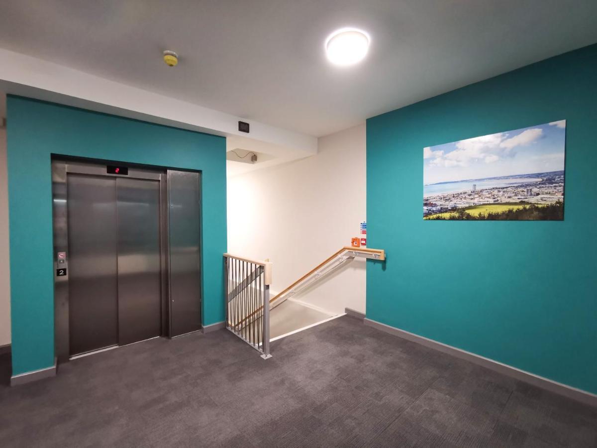 Cwtsh Hostel Свонсі Екстер'єр фото The lift at the entrance of the station
