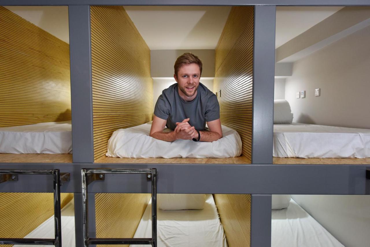 Cwtsh Hostel Свонсі Екстер'єр фото A guest in a capsule at the hotel