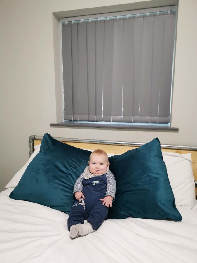 Cwtsh Hostel Свонсі Екстер'єр фото A baby on a bed