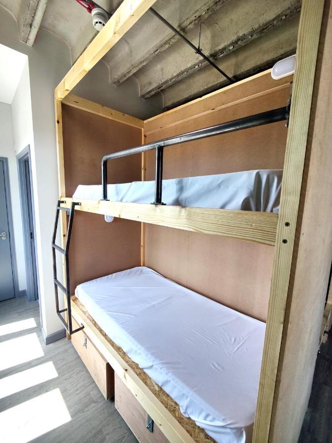 Cwtsh Hostel Свонсі Екстер'єр фото Bunk beds in a hostel