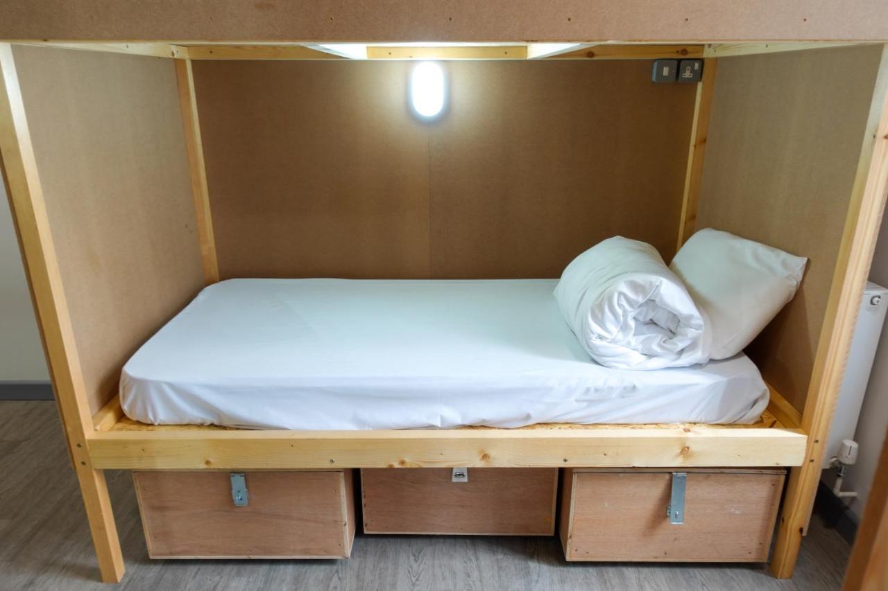 Cwtsh Hostel Свонсі Екстер'єр фото A bunk bed with storage boxes