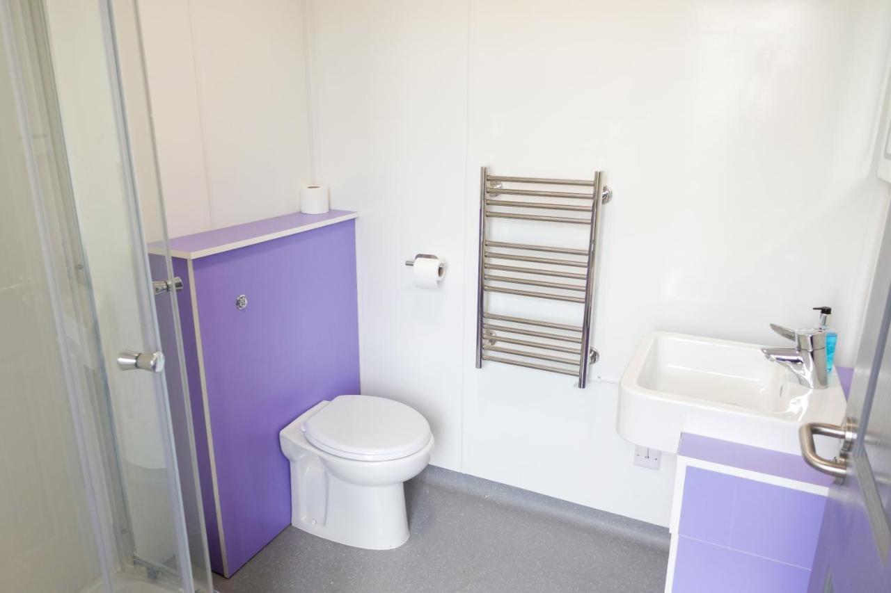 Cwtsh Hostel Свонсі Екстер'єр фото A bathroom in a student flat